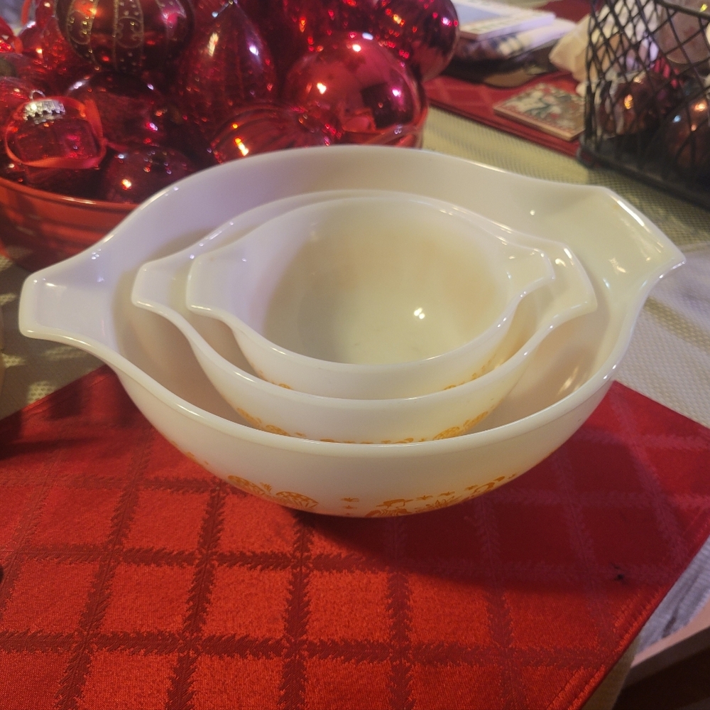 RARE!! Vintage Pyrex White and Pumpkin Butterprint Cinderella Bowls. Set Of 3.